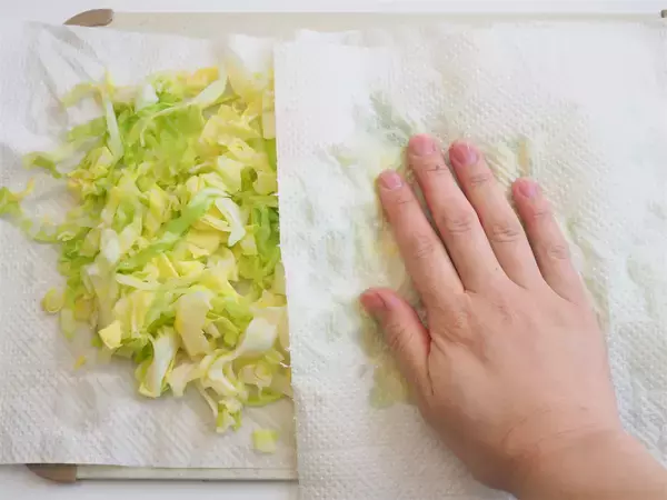 「【お湯をかけて甘さ倍増】春キャベツを「青じそ＆しらす」で和えてみた！パーフェクトな旨味バランス♡」の画像