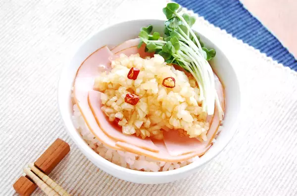 「【リュウジの夏の虚無丼】火を使わず、頑張らなくても出来ます！特製ダレで「ヤバすぎるハム丼」作ろう！」の画像