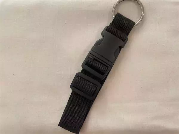 【セリアで爆売れ中】子連れのお出かけ悩みが解消！「ジャケットホルダー」が優秀すぎた！どう使うの!?