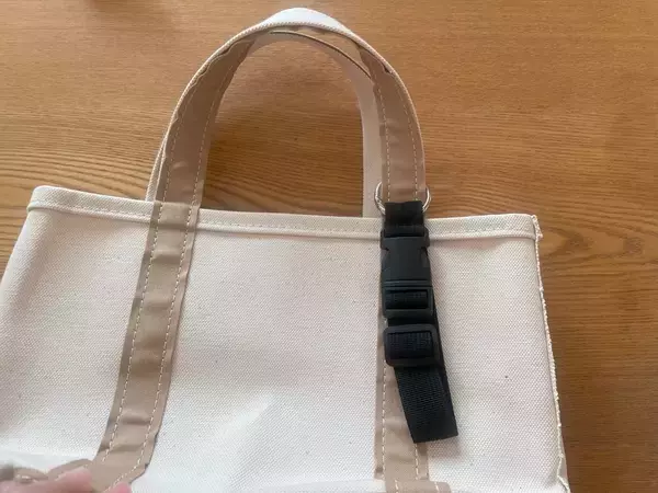 「【セリアで爆売れ中】子連れのお出かけ悩みが解消！「ジャケットホルダー」が優秀すぎた！どう使うの!?」の画像