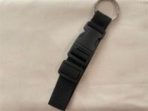 【セリアで爆売れ中】子連れのお出かけ悩みが解消！「ジャケットホルダー」が優秀すぎた！どう使うの!?