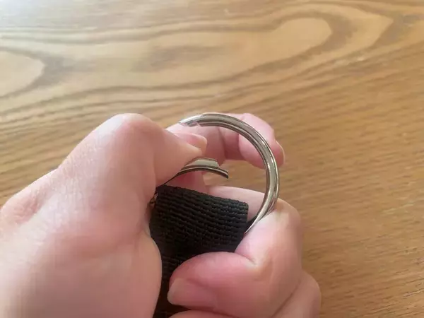 「【セリアで爆売れ中】子連れのお出かけ悩みが解消！「ジャケットホルダー」が優秀すぎた！どう使うの!?」の画像