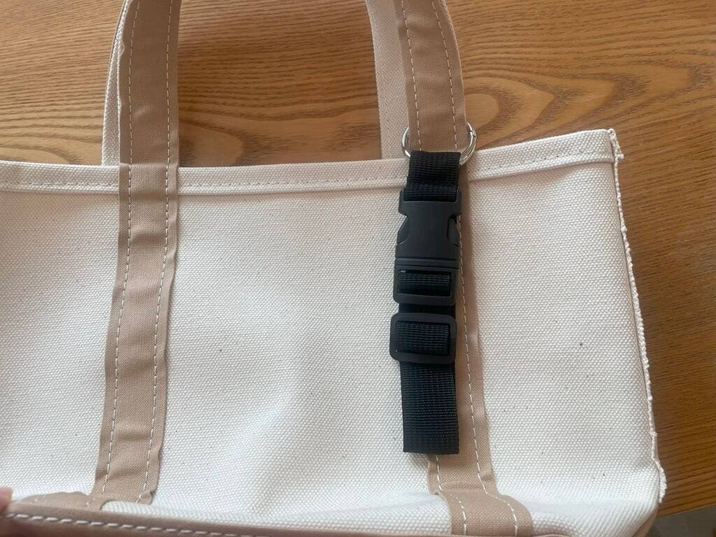 【セリアで爆売れ中】子連れのお出かけ悩みが解消！「ジャケットホルダー」が優秀すぎた！どう使うの!?