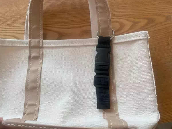 「【セリアで爆売れ中】子連れのお出かけ悩みが解消！「ジャケットホルダー」が優秀すぎた！どう使うの!?」の画像