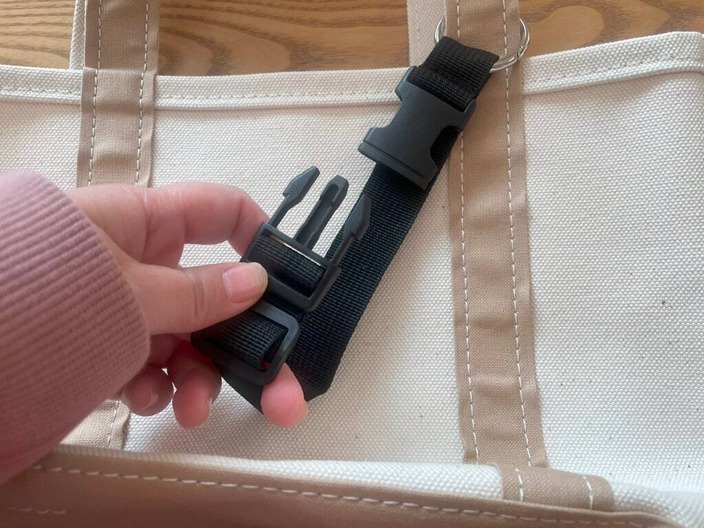 【セリアで爆売れ中】子連れのお出かけ悩みが解消！「ジャケットホルダー」が優秀すぎた！どう使うの!?