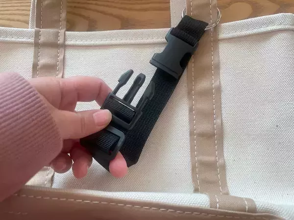 「【セリアで爆売れ中】子連れのお出かけ悩みが解消！「ジャケットホルダー」が優秀すぎた！どう使うの!?」の画像