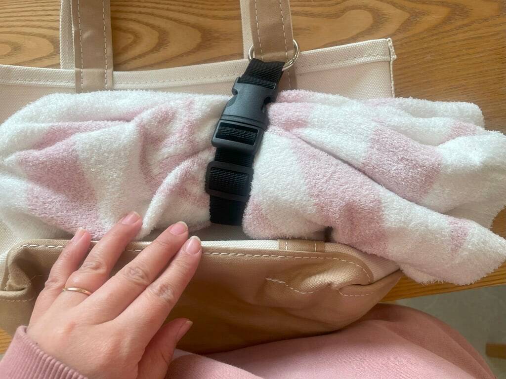 【セリアで爆売れ中】子連れのお出かけ悩みが解消！「ジャケットホルダー」が優秀すぎた！どう使うの!?