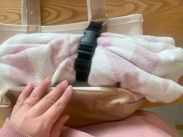 「【セリアで爆売れ中】子連れのお出かけ悩みが解消！「ジャケットホルダー」が優秀すぎた！どう使うの!?」の画像