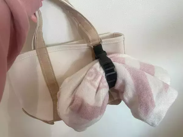 「【セリアで爆売れ中】子連れのお出かけ悩みが解消！「ジャケットホルダー」が優秀すぎた！どう使うの!?」の画像