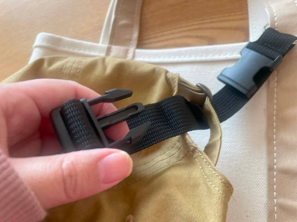 【セリアで爆売れ中】子連れのお出かけ悩みが解消！「ジャケットホルダー」が優秀すぎた！どう使うの!?