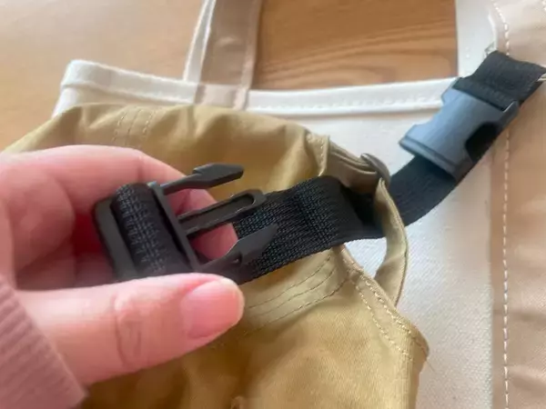 「【セリアで爆売れ中】子連れのお出かけ悩みが解消！「ジャケットホルダー」が優秀すぎた！どう使うの!?」の画像