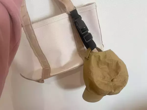 「【セリアで爆売れ中】子連れのお出かけ悩みが解消！「ジャケットホルダー」が優秀すぎた！どう使うの!?」の画像