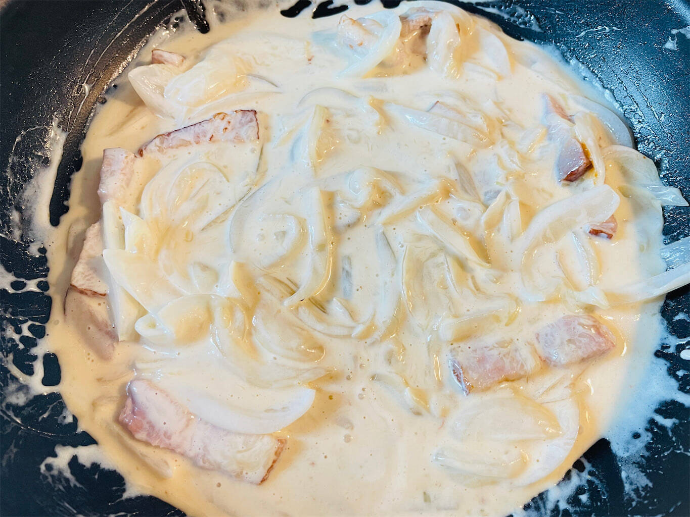 【春になったら絶対作れ】菜の花×新玉ねぎで「カルボナーラ」作ってみた！濃厚クリームが沼るおいしさ♡