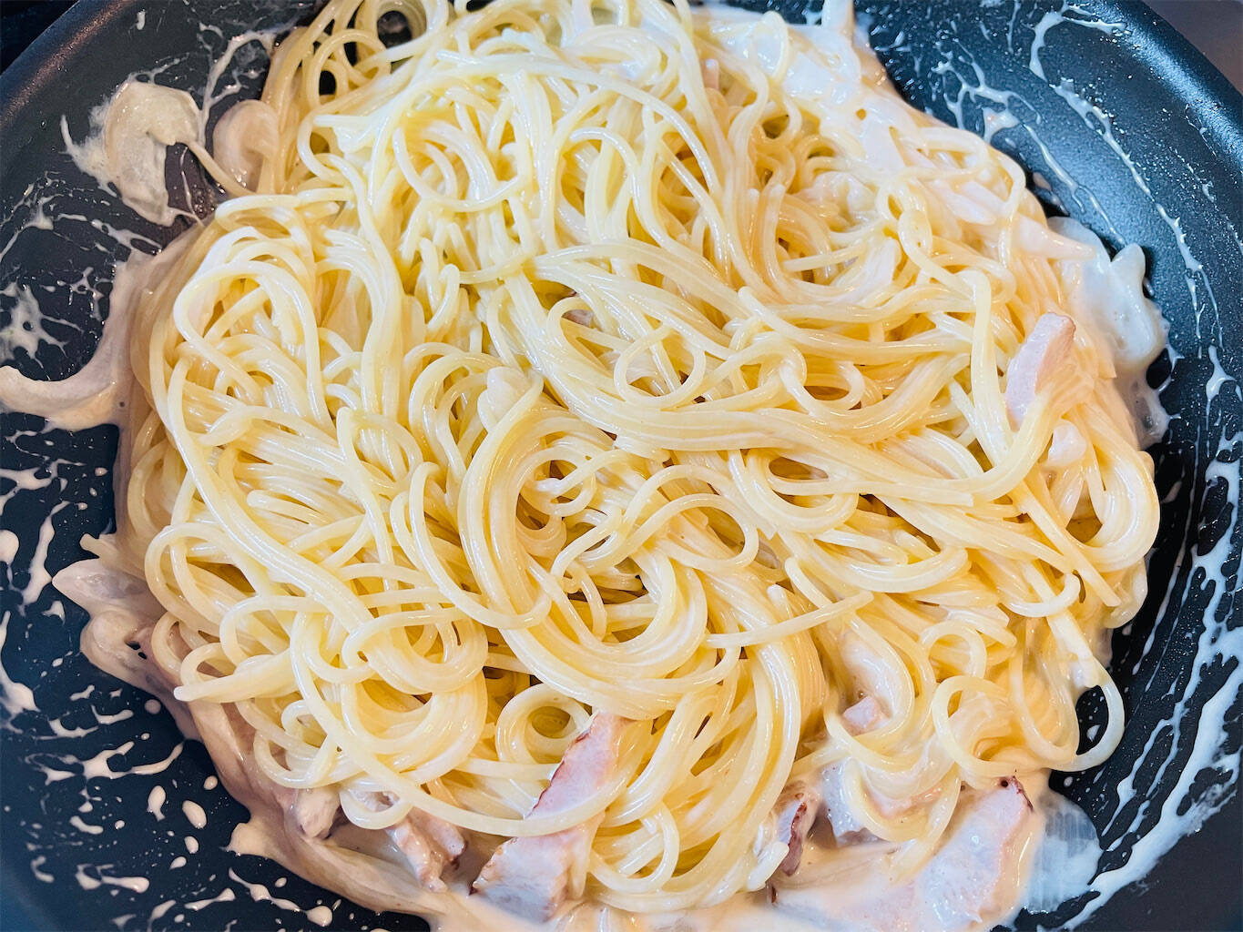 【春になったら絶対作れ】菜の花×新玉ねぎで「カルボナーラ」作ってみた！濃厚クリームが沼るおいしさ♡