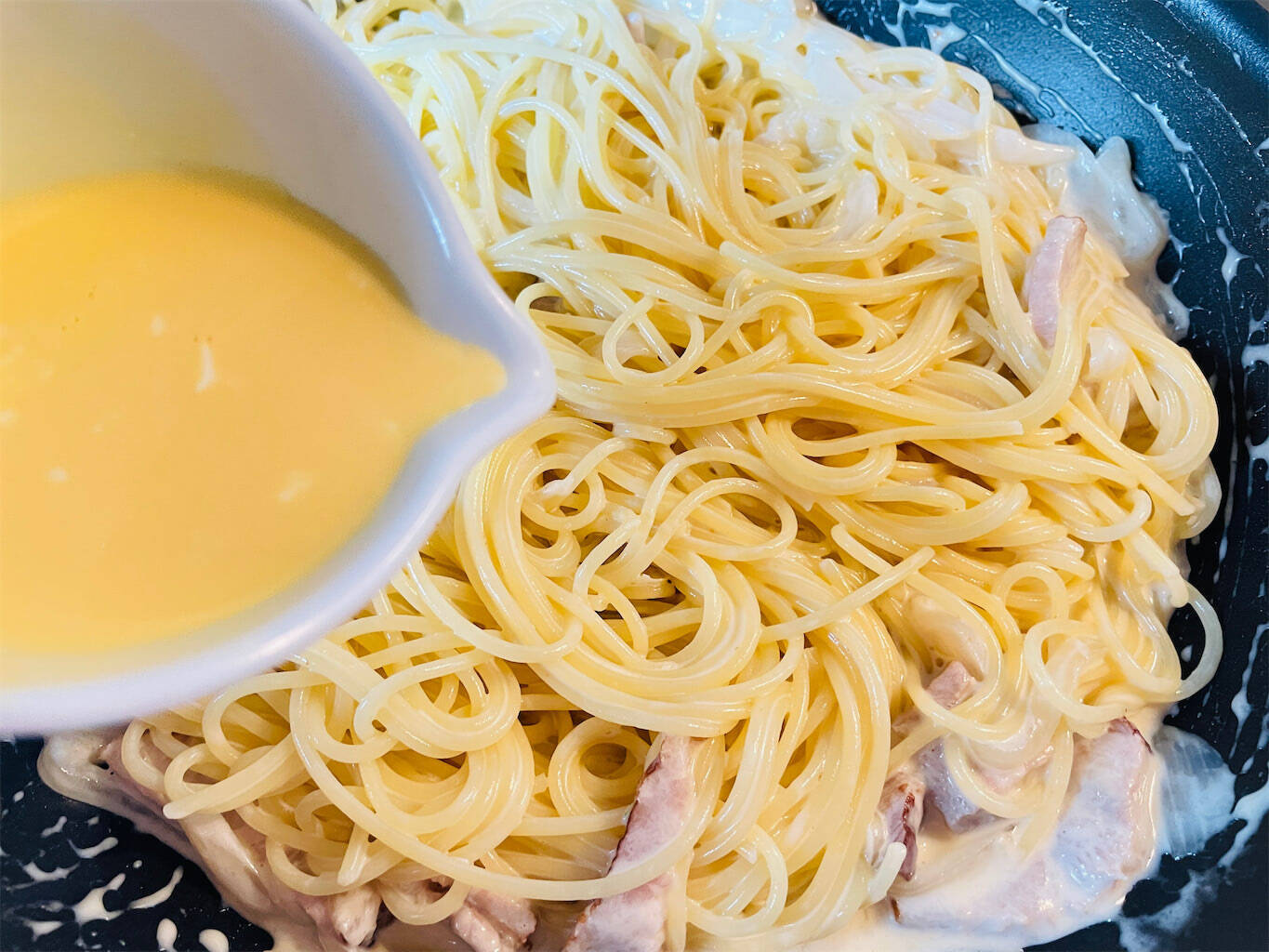 【春になったら絶対作れ】菜の花×新玉ねぎで「カルボナーラ」作ってみた！濃厚クリームが沼るおいしさ♡