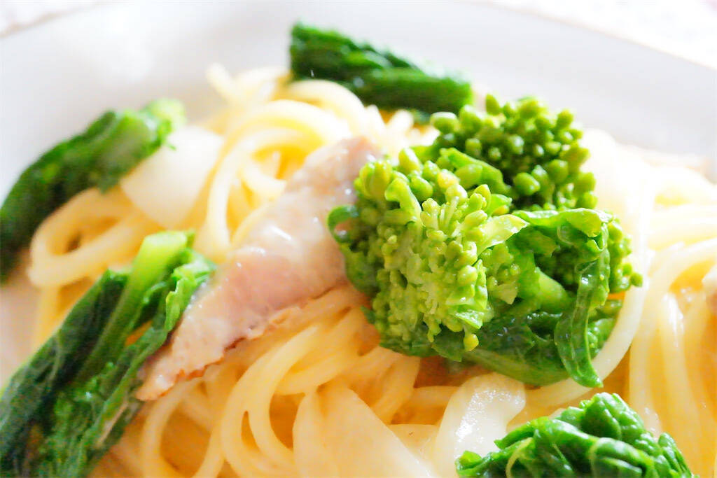 【春になったら絶対作れ】菜の花×新玉ねぎで「カルボナーラ」作ってみた！濃厚クリームが沼るおいしさ♡