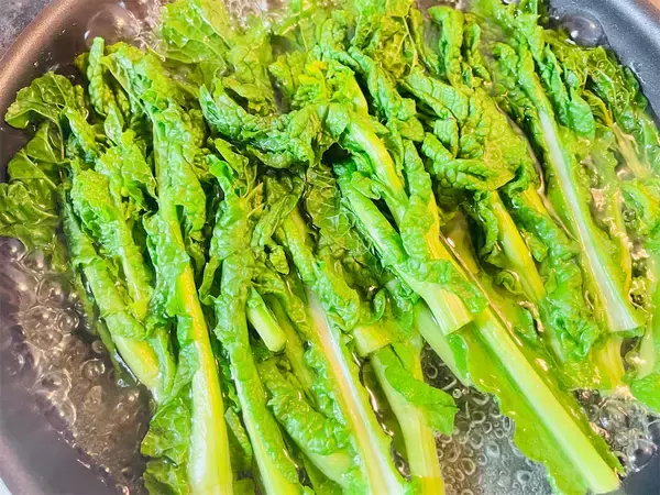 「【春になったら絶対作れ】菜の花×新玉ねぎで「カルボナーラ」作ってみた！濃厚クリームが沼るおいしさ♡」の画像