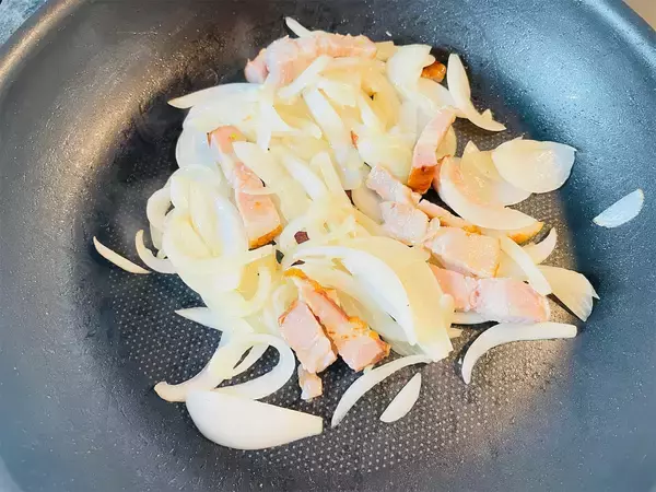 「【春になったら絶対作れ】菜の花×新玉ねぎで「カルボナーラ」作ってみた！濃厚クリームが沼るおいしさ♡」の画像