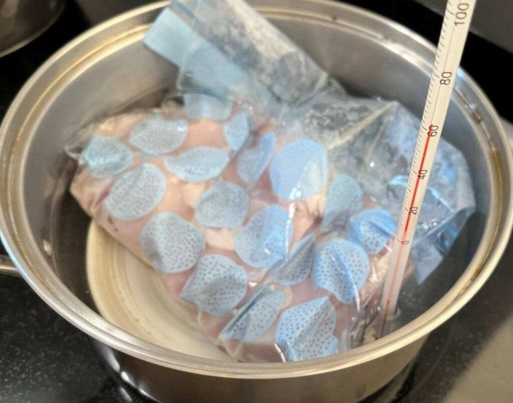 【料理の裏ワザ】やわらかジューシーな唐揚げの作り方“最終奥義”を試してみた！【65℃湯煎法】はスゴい‼