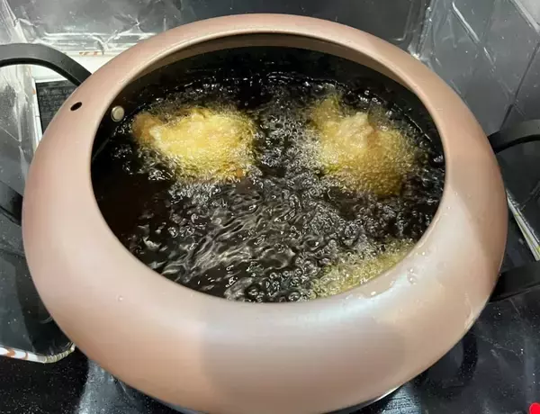 「【料理の裏ワザ】やわらかジューシーな唐揚げの作り方“最終奥義”を試してみた！【65℃湯煎法】はスゴい‼」の画像