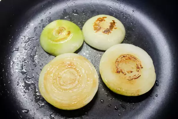 「【玉ねぎステーキを極上に仕上げる】裏ワザ「コールドスタート」で甘さ最大限に引き出してみた！食感シャキッ♪」の画像