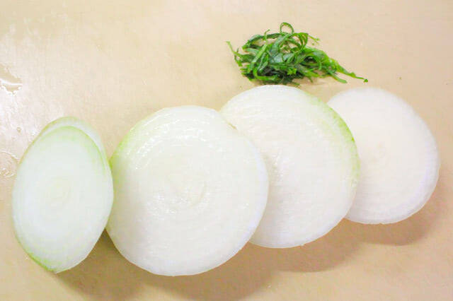 【玉ねぎステーキを極上に仕上げる】裏ワザ「コールドスタート」で甘さ最大限に引き出してみた！食感シャキッ♪