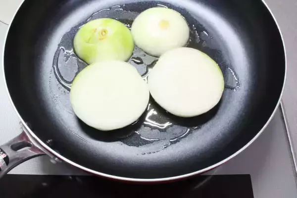 「【玉ねぎステーキを極上に仕上げる】裏ワザ「コールドスタート」で甘さ最大限に引き出してみた！食感シャキッ♪」の画像