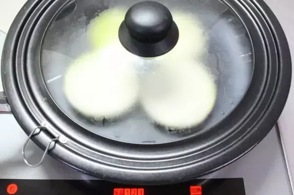 「【玉ねぎステーキを極上に仕上げる】裏ワザ「コールドスタート」で甘さ最大限に引き出してみた！食感シャキッ♪」の画像