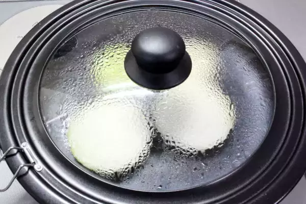 「【玉ねぎステーキを極上に仕上げる】裏ワザ「コールドスタート」で甘さ最大限に引き出してみた！食感シャキッ♪」の画像