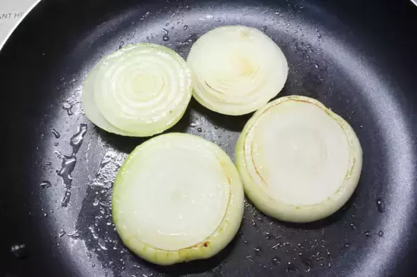 「【玉ねぎステーキを極上に仕上げる】裏ワザ「コールドスタート」で甘さ最大限に引き出してみた！食感シャキッ♪」の画像