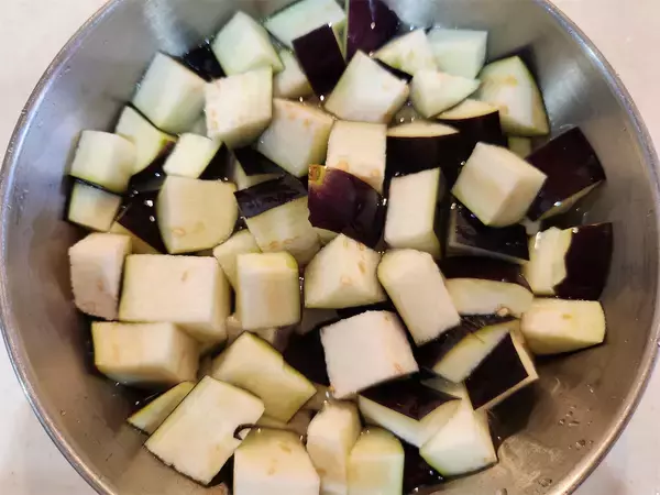 「【ワンパン沖縄めし】挽き肉少量でもナスでボリューミィ♡油を吸ってジュワる「なすタコライス」作ろう！」の画像