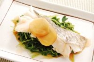 【レンチンで生魚調理】加熱4分で「白身魚の酒蒸し」作ってみた！コクの決め手は「熱々ゴマ油」ジュワ〜ッ♪