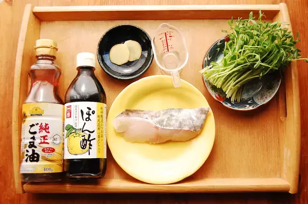 「【レンチンで生魚調理】加熱4分で「白身魚の酒蒸し」作ってみた！コクの決め手は「熱々ゴマ油」ジュワ〜ッ♪」の画像