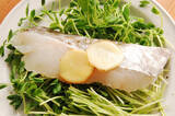 「【レンチンで生魚調理】加熱4分で「白身魚の酒蒸し」作ってみた！コクの決め手は「熱々ゴマ油」ジュワ〜ッ♪」の画像3