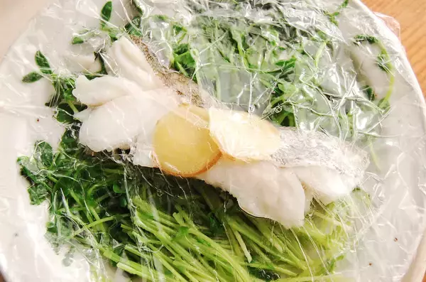 「【レンチンで生魚調理】加熱4分で「白身魚の酒蒸し」作ってみた！コクの決め手は「熱々ゴマ油」ジュワ〜ッ♪」の画像
