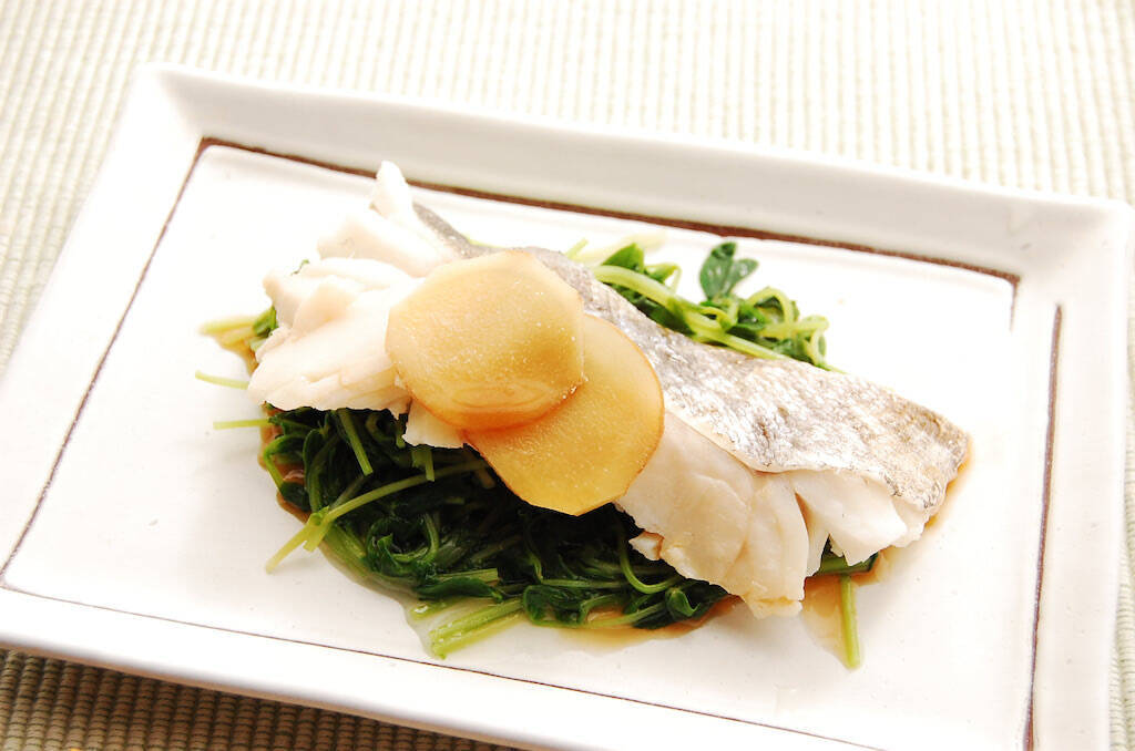 【レンチンで生魚調理】加熱4分で「白身魚の酒蒸し」作ってみた！コクの決め手は「熱々ゴマ油」ジュワ〜ッ♪