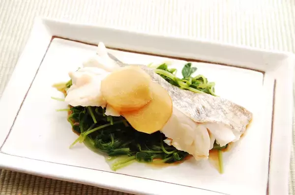 「【レンチンで生魚調理】加熱4分で「白身魚の酒蒸し」作ってみた！コクの決め手は「熱々ゴマ油」ジュワ〜ッ♪」の画像