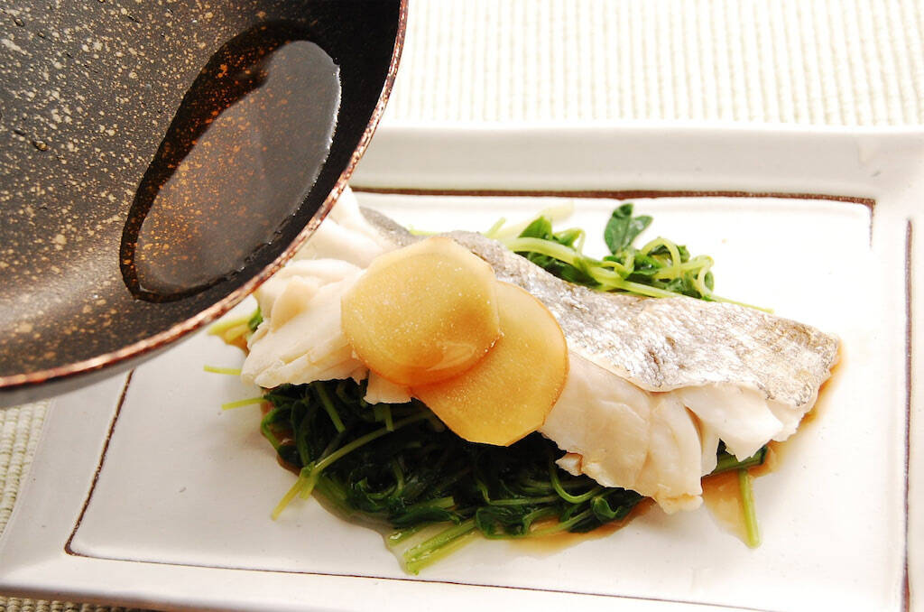 【レンチンで生魚調理】加熱4分で「白身魚の酒蒸し」作ってみた！コクの決め手は「熱々ゴマ油」ジュワ〜ッ♪