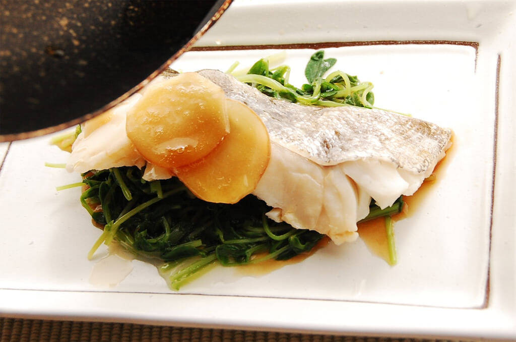 【レンチンで生魚調理】加熱4分で「白身魚の酒蒸し」作ってみた！コクの決め手は「熱々ゴマ油」ジュワ〜ッ♪