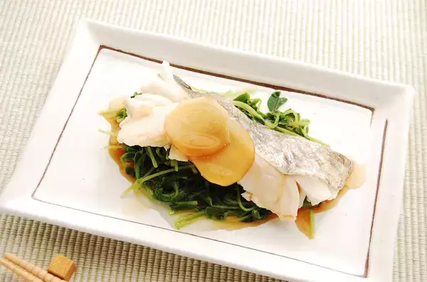 「【レンチンで生魚調理】加熱4分で「白身魚の酒蒸し」作ってみた！コクの決め手は「熱々ゴマ油」ジュワ〜ッ♪」の画像