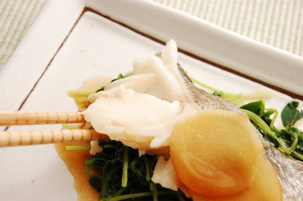 【レンチンで生魚調理】加熱4分で「白身魚の酒蒸し」作ってみた！コクの決め手は「熱々ゴマ油」ジュワ〜ッ♪