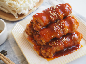 【ヤンニョムはチキンだけじゃない】なんと「えのきの肉巻き」にヤンニョムソース絡めてみた！照り照りシャキッ