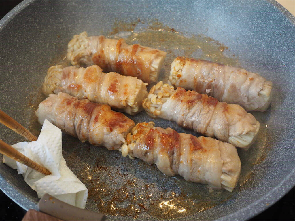 【ヤンニョムはチキンだけじゃない】なんと「えのきの肉巻き」にヤンニョムソース絡めてみた！照り照りシャキッ