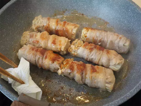 「【ヤンニョムはチキンだけじゃない】なんと「えのきの肉巻き」にヤンニョムソース絡めてみた！照り照りシャキッ」の画像