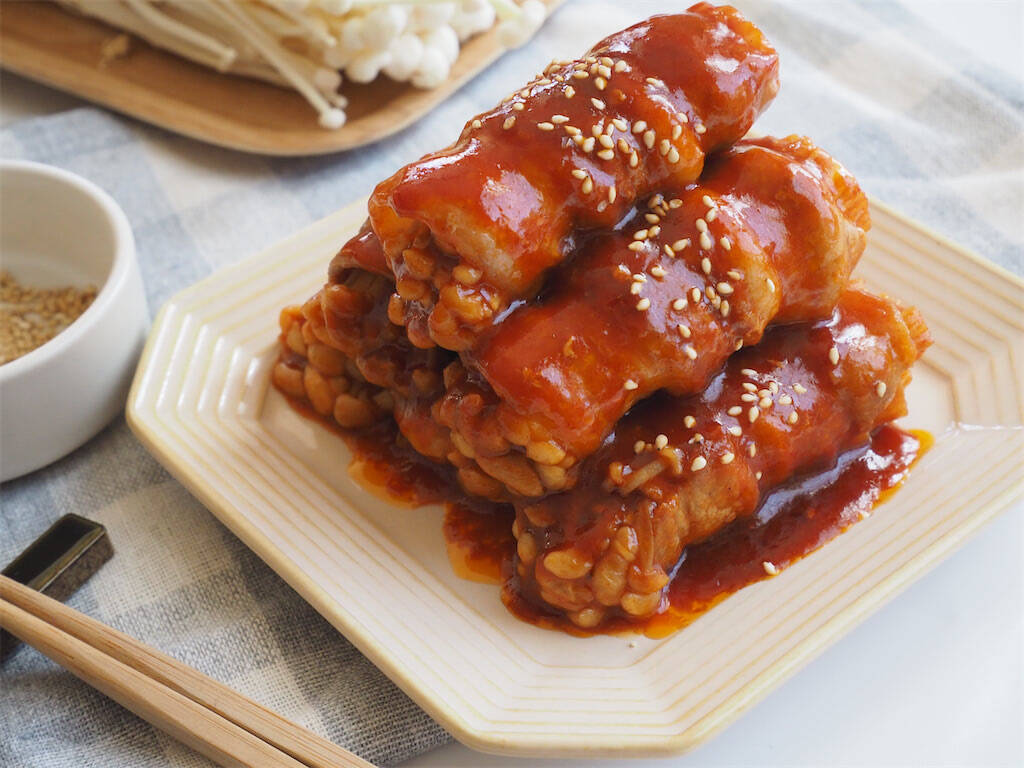 【ヤンニョムはチキンだけじゃない】なんと「えのきの肉巻き」にヤンニョムソース絡めてみた！照り照りシャキッ