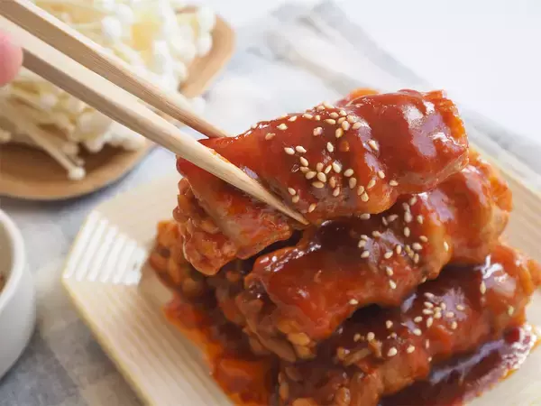 「【ヤンニョムはチキンだけじゃない】なんと「えのきの肉巻き」にヤンニョムソース絡めてみた！照り照りシャキッ」の画像