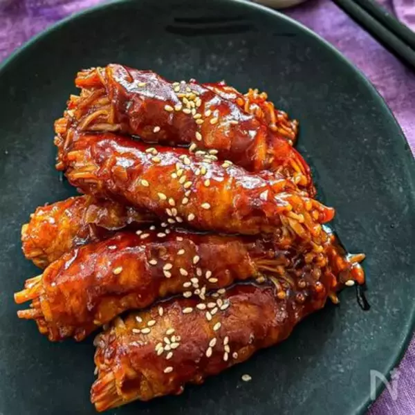 「【ヤンニョムはチキンだけじゃない】なんと「えのきの肉巻き」にヤンニョムソース絡めてみた！照り照りシャキッ」の画像