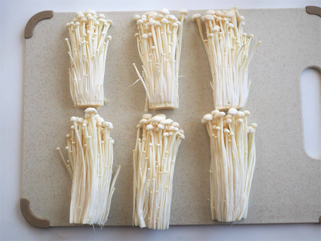 【ヤンニョムはチキンだけじゃない】なんと「えのきの肉巻き」にヤンニョムソース絡めてみた！照り照りシャキッ
