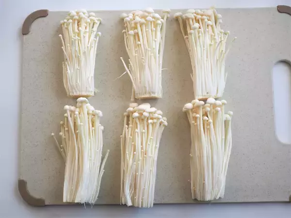 「【ヤンニョムはチキンだけじゃない】なんと「えのきの肉巻き」にヤンニョムソース絡めてみた！照り照りシャキッ」の画像