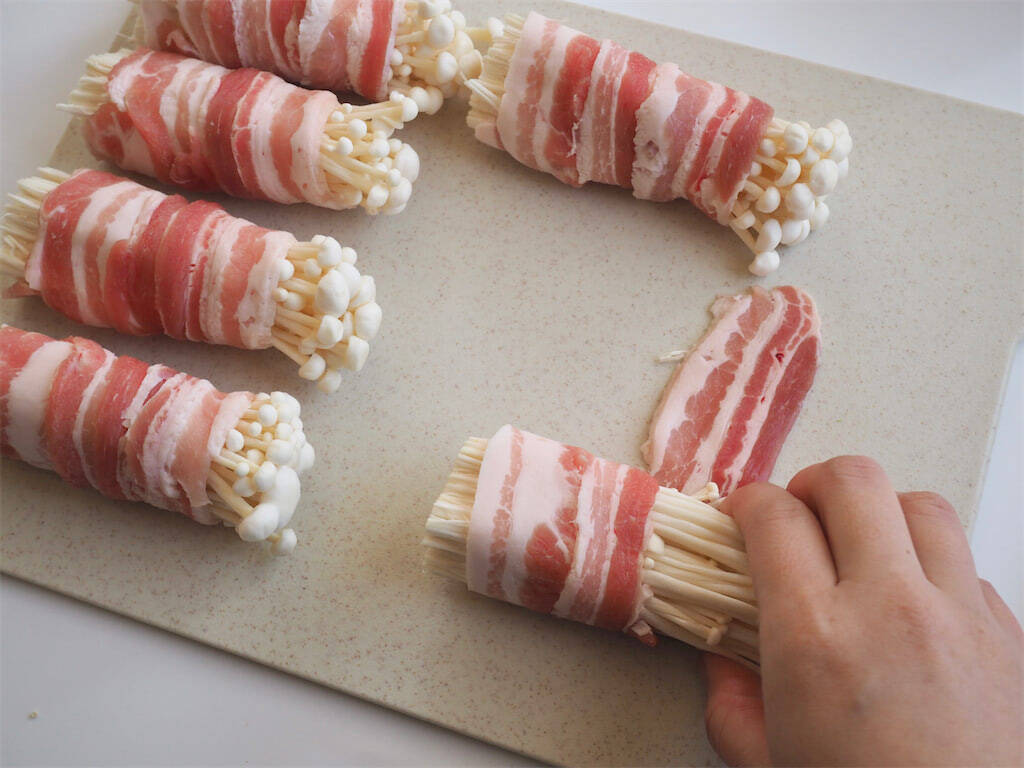 【ヤンニョムはチキンだけじゃない】なんと「えのきの肉巻き」にヤンニョムソース絡めてみた！照り照りシャキッ